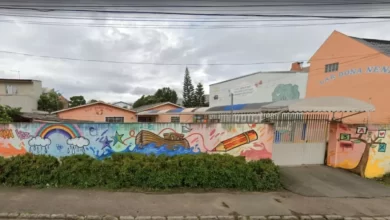 Photo of 30 crianças são resgatadas às pressas, com barco, de creche em Curitiba