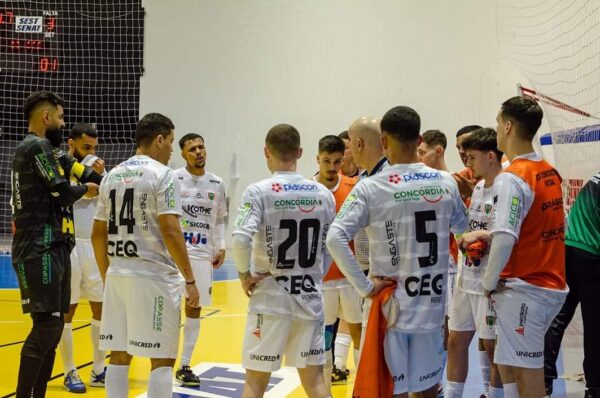 Amandinha e Ferrão scolhidos os melhores do mundo no Futsal